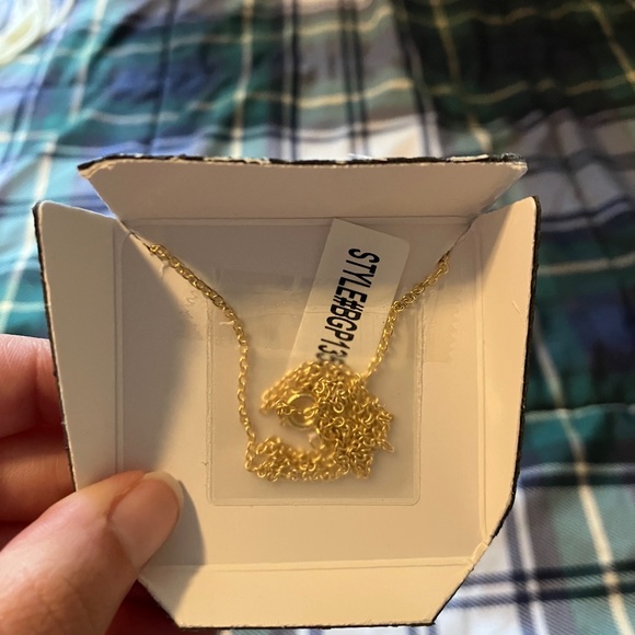 H Initial necklace - Picture 4 of 5